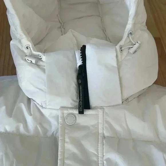 NWT White Puffer Vest BCBG - Picture 9 of 9